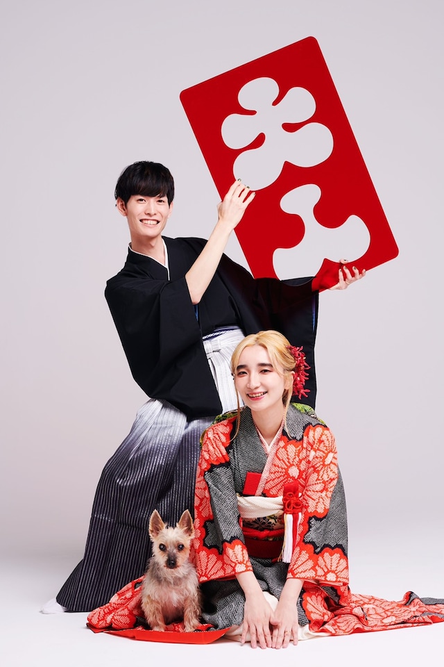 藤本夏樹（Tempalay）とCHiNPAN。CHiNPANに寄り添うのは2人の愛犬ぐりちゃん。