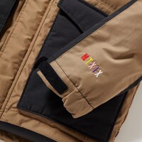 ももクロカラーの刺繍。