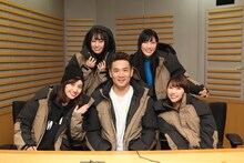 オリジナルダウンジャケットを着用したももいろクローバーZと田中将大投手。