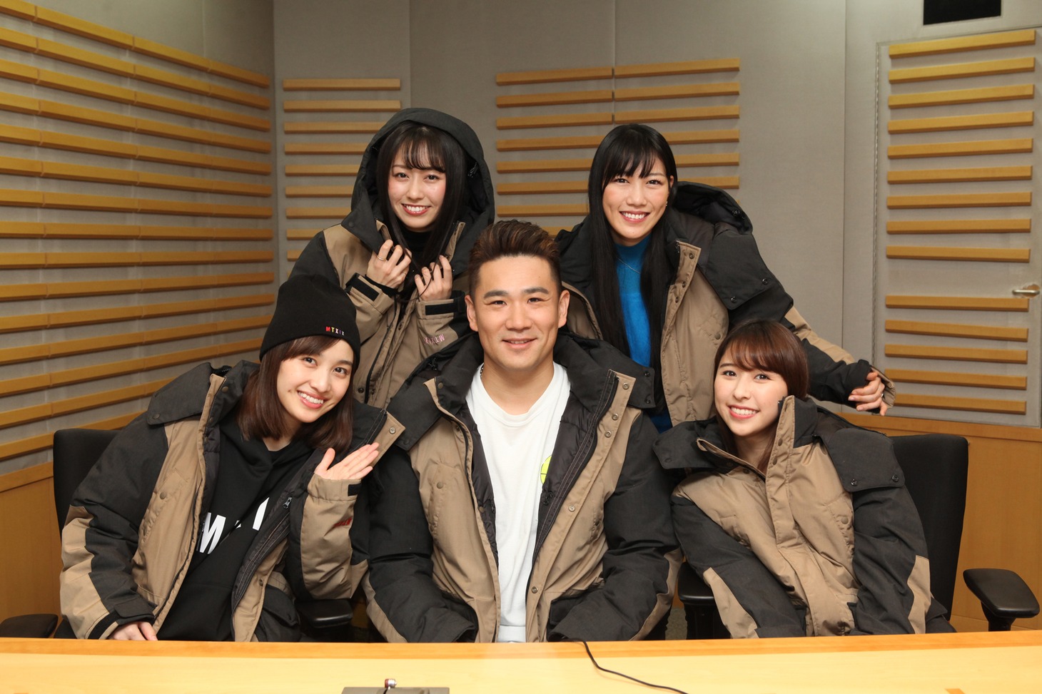 オリジナルダウンジャケットを着用したももいろクローバーZと田中将大投手。
