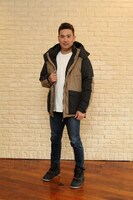 オリジナルダウンジャケットを着用した田中将大投手。