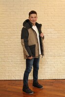 オリジナルダウンジャケットを着用した田中将大投手。