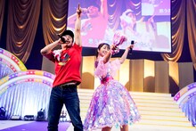 左からシルクロード（Fischer's）、佐々木彩夏。（Photo by HAJIME KAMIIISAKA＋Z）