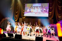 「LOVEマシーン」を踊る矢口真里、藤本美貴、アップアップガールズ（仮）、東京女子流、たこやきレインボー、ももくろちゃんZ。（Photo by HAJIME KAMIIISAKA＋Z）