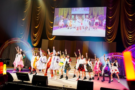 「LOVEマシーン」を踊る矢口真里、藤本美貴、アップアップガールズ（仮）、東京女子流、たこやきレインボー、ももくろちゃんZ。（Photo by HAJIME KAMIIISAKA＋Z）