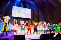 「HERO」を披露するももくろちゃんZとしまじろうたち。（Photo by HAJIME KAMIIISAKA＋Z）