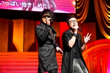 左から森友嵐士（T-BOLAN）、角田晃広（東京03）。（Photo by HAJIME KAMIIISAKA＋Z）