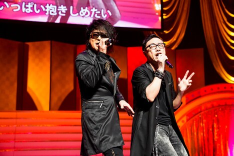 左から森友嵐士（T-BOLAN）、角田晃広（東京03）。（Photo by HAJIME KAMIIISAKA＋Z）