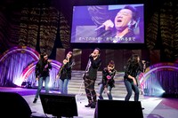 ももいろクローバーZと「ff（フォルティシモ）」を歌う大友康平。（Photo by HAJIME KAMIIISAKA＋Z）