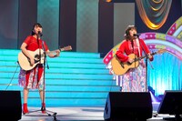 左から玉井詩織、大原櫻子。（Photo by HAJIME KAMIIISAKA＋Z）