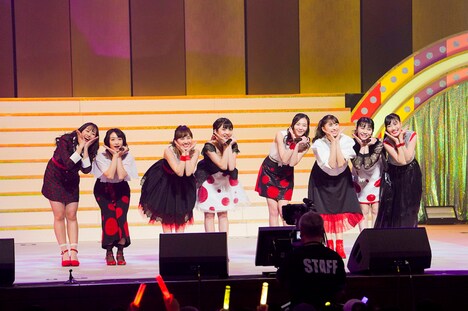 「おんなじキモチ」でコラボしたももいろクローバーZと東京女子流。（Photo by HAJIME KAMIIISAKA＋Z）