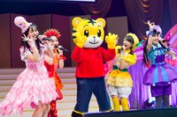 ももくろちゃんZとしまじろう。（Photo by HAJIME KAMIIISAKA＋Z）