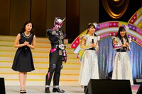 左から佐々木彩夏、仮面ライダージオウ、玉井詩織、高城れに。（Photo by HAJIME KAMIIISAKA＋Z）
