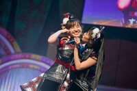 左から百田夏菜子、高城れに。（Photo by HAJIME KAMIIISAKA＋Z）