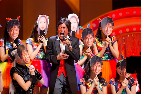 「愛のメモリー」を歌う松崎しげる。（Photo by HAJIME KAMIIISAKA＋Z）