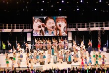 卒業する3人を中心に「笑顔に涙 ～THANK YOU! DEAR MY FRIENDS～」を歌うハロプロメンバー。（写真提供：アップフロント）