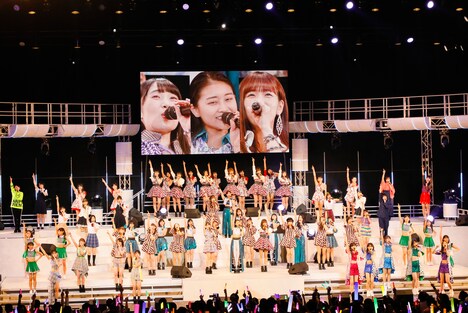 卒業する3人を中心に「笑顔に涙 ～THANK YOU! DEAR MY FRIENDS～」を歌うハロプロメンバー。（写真提供：アップフロント）