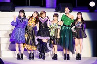 ハロプロOGによるパフォーマンス。左から須藤茉麻、矢島舞美、夏焼雅、岡井千聖、熊井友理奈、中島早貴。（写真提供：アップフロント）