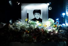 「サニーデイ・サービスの世界 追加公演 "1994"」に用意された献花台。（撮影：石垣星児）