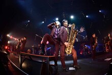 東京スカパラダイスオーケストラとゲストの宮本浩次（エレファントカシマシ）。