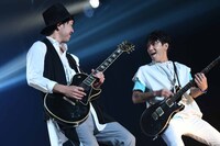 HYのステージの様子。新里英之（Vo, G）と宮里悠平（G）。