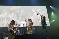SILENT SIRENのステージの様子。すぅ（Vo, G）とあいにゃん（B）。