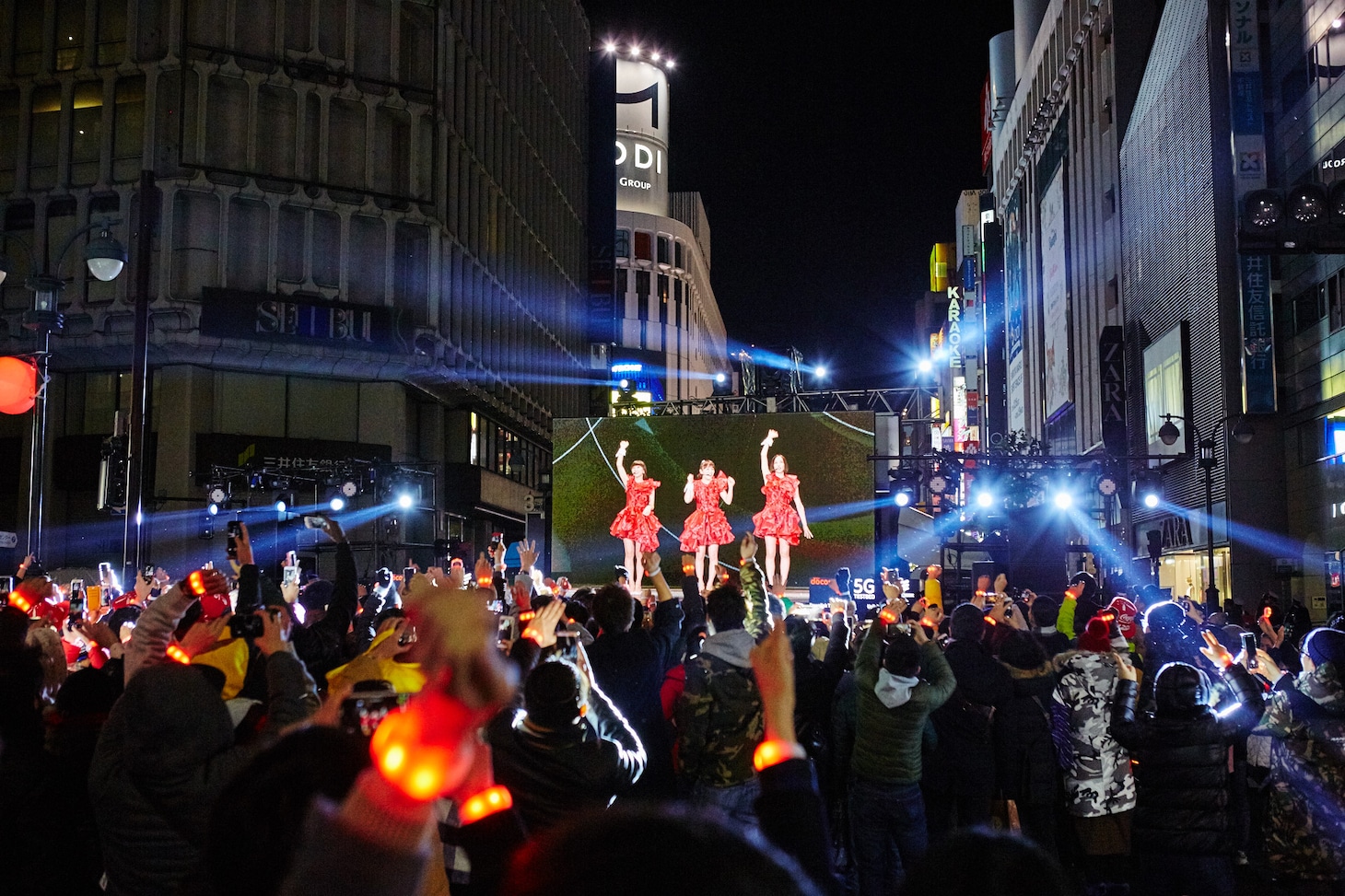 渋谷スクランブル交差点付近でのライブビューイングの様子。（写真提供：FUTURE-EXPERIMENT VOL.04 その瞬間を共有せよ。」）