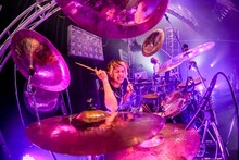 新保恵大（Dr）（Photo by Viola Kam[V'z Twinkle]）