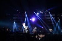「UVERworld ARENA TOUR 2018」福岡・マリンメッセ福岡公演の様子。（写真提供：ソニー・ミュージックレコーズ）