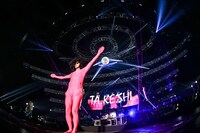 「UVERworld ARENA TOUR 2018」福岡・マリンメッセ福岡公演の様子。（写真提供：ソニー・ミュージックレコーズ）