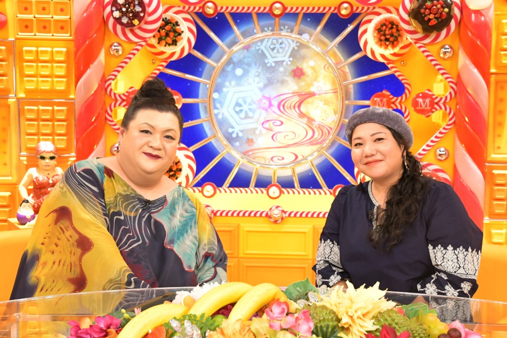 左からマツコ・デラックス、仲宗根泉（HY）。 (c)TBS