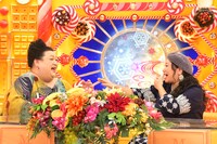 左からマツコ・デラックス、仲宗根泉（HY）。 (c)TBS