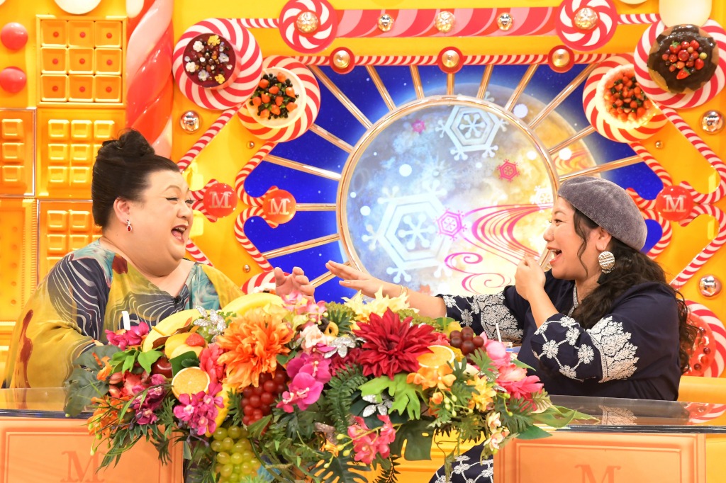左からマツコ・デラックス、仲宗根泉（HY）。 (c)TBS