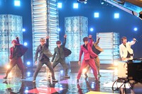 「need you」のパフォーマンスの様子。