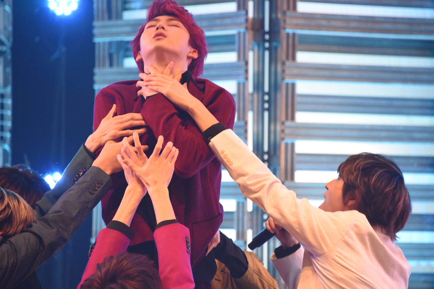 「need you」のパフォーマンスの様子。