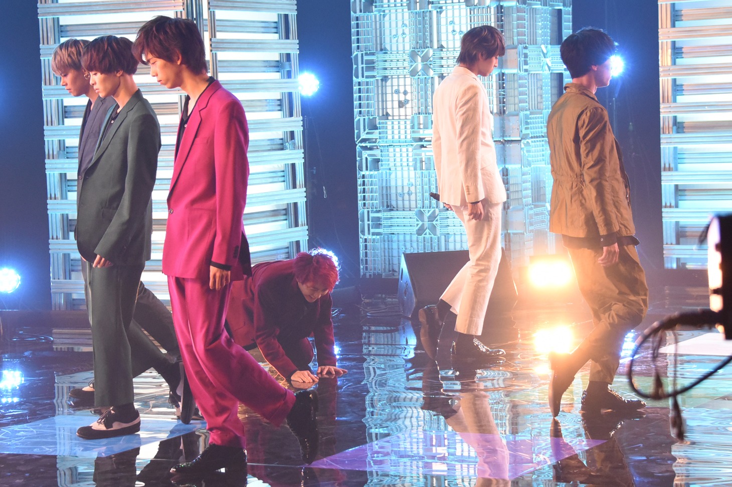 「need you」のパフォーマンスの様子。