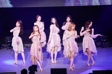 OH MY GIRL「OH MY GIRL 日本デビュー記念 1st LIVE TOUR 2019」東京・日本青年館ホール公演の様子。（撮影：宮田浩史）
