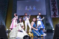 神宿とCROWN POPによるコラボレーションの様子。