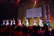 神宿とCROWN POPによるコラボレーションの様子。