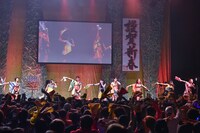 アップアップガールズ（仮）とあゆみくりかまきによるコラボレーションの様子。