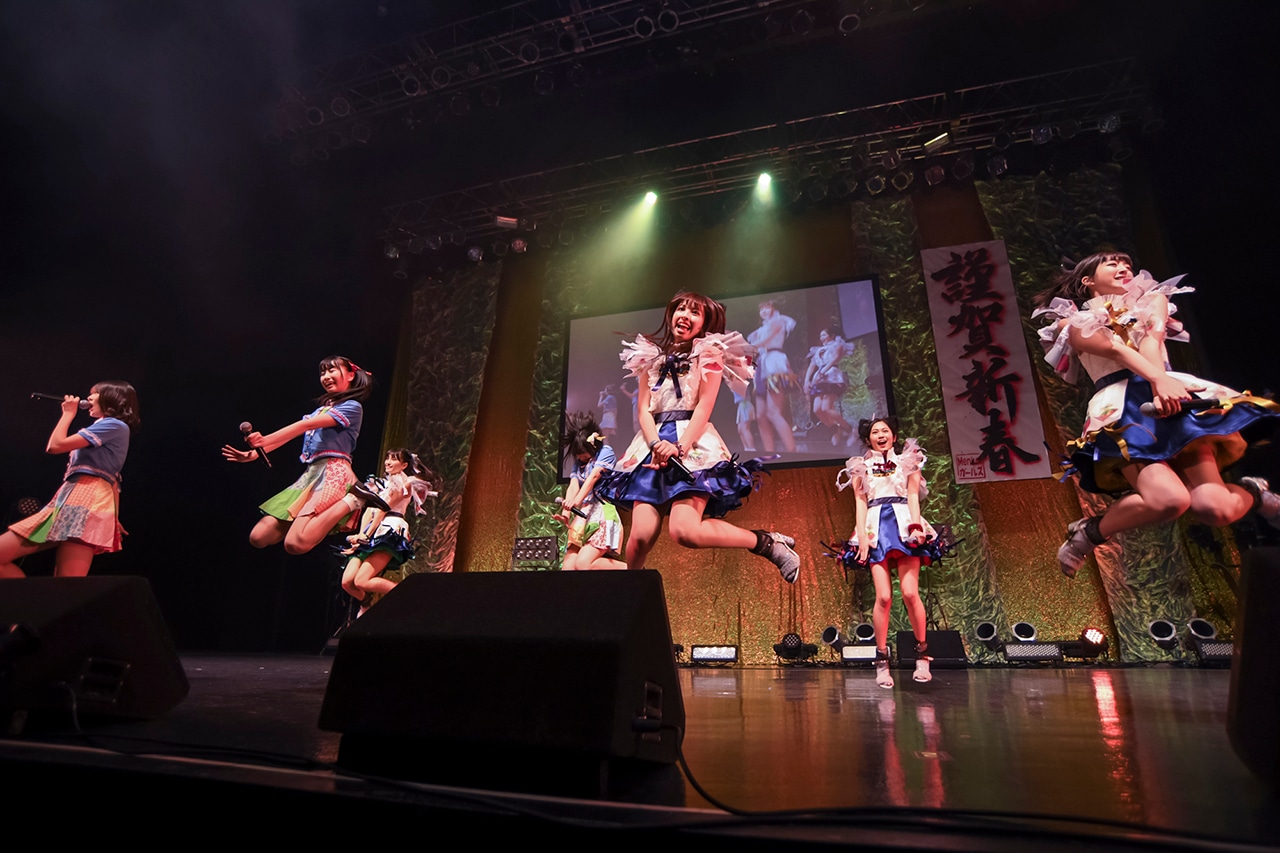 虹のコンキスタドールとマジカル・パンチラインによるコラボレーションの様子。