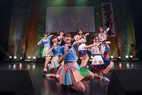 虹のコンキスタドールとマジカル・パンチラインによるコラボレーションの様子。