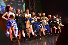 大阪☆春夏秋冬とフィロソフィーのダンスによるコラボレーションの様子。