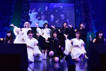 uijinとTHERE THERE THERESによるコラボレーションの様子。