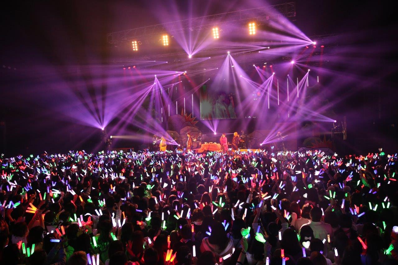 人気画像10位は「そらまふうらさか、原点回帰の選曲でファン沸かせたカウントダウンライブ」より、そらまふうらさか「そらまふうらさかのふゆやすみ！～年越し忘年会～」の様子。（撮影：小松陽祐［ODD JOB］、堀卓朗［ELENORE］）