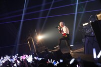 人気画像4位は「そらまふうらさか、原点回帰の選曲でファン沸かせたカウントダウンライブ」より、まふまふ。（撮影：小松陽祐［ODD JOB］、堀卓朗［ELENORE］）