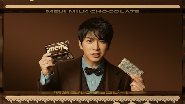 明治「ミルクチョコレート」新テレビCMのワンシーン。