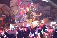 人気画像3位は「そらまふうらさか、原点回帰の選曲でファン沸かせたカウントダウンライブ」より、あほの坂田。（撮影：小松陽祐［ODD JOB］、堀卓朗［ELENORE］）