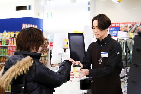 「アメージングカフェラテ」を手渡すEXILE TETSUYA(右)。