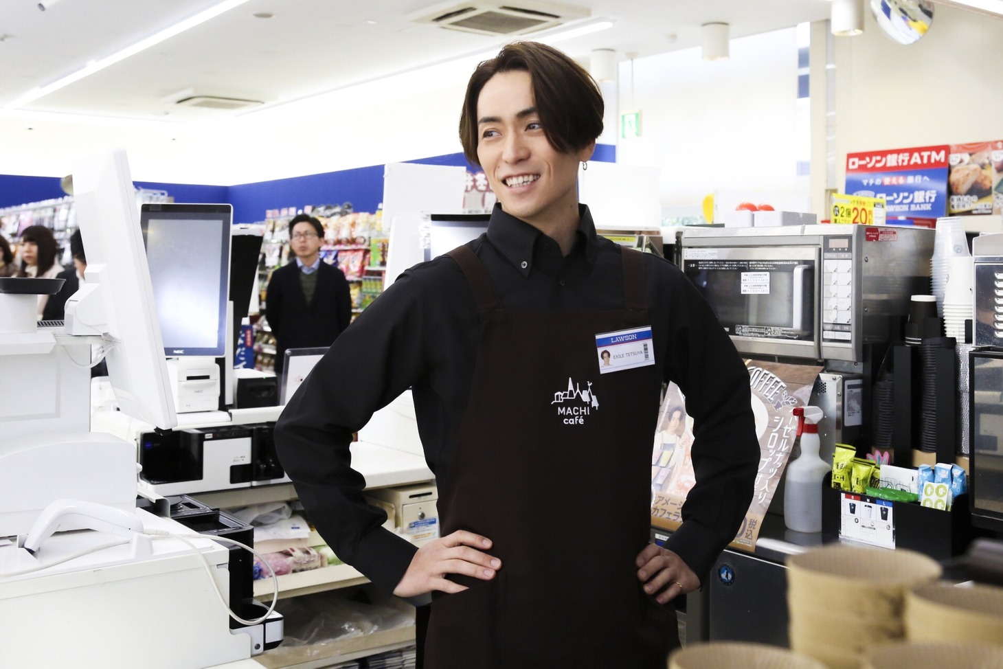 「MACHI cafe」エプロンとネームプレートを着用したEXILE TETSUYA。